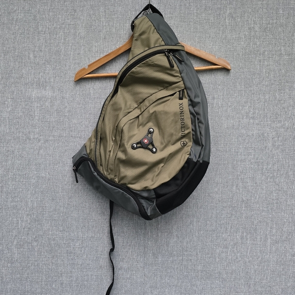 Victorinox Altmont Swiss Army Crossbody Sling Bag Olive Drab - Picture 1 of 8